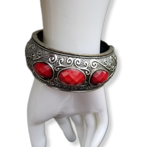 VINTAGE SILVERTONE & RED FAUX JEWEL STATEMENT CLAMPER BRACELET - Picture 3 of 6